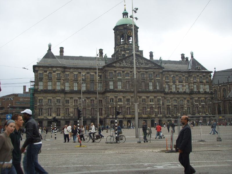 Власти Амстердама рассматривают возможность введения более высокой платы за парковку для внедорожников