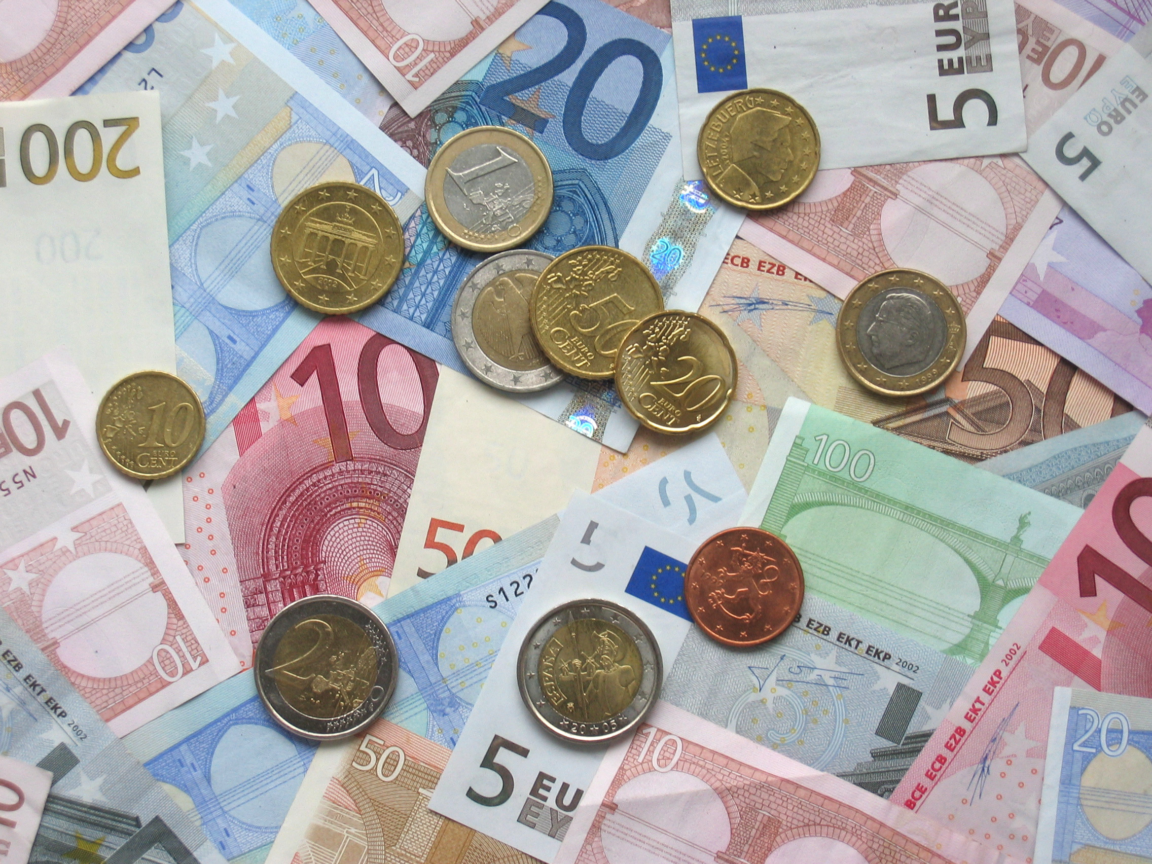 EU Households See Modest Income Growth as Consumer Spending Picks Up